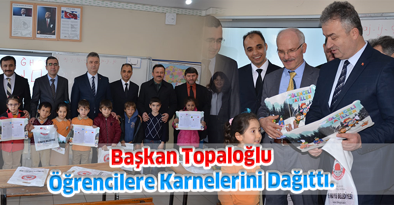 Başkan Topaloğlu Öğrencilere Karnelerini Dağıttı.