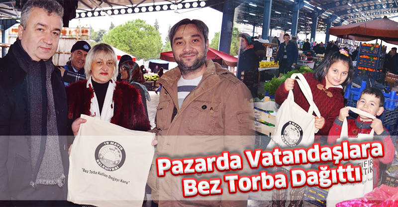 Pazarda Vatandaşlara Bez Torba Dağıttı