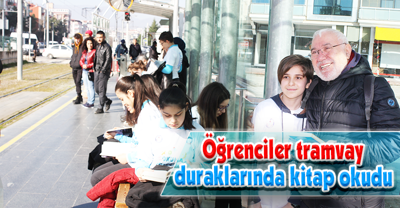 Öğrenciler tramvay duraklarında kitap okudu