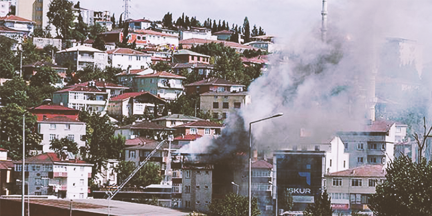 VEZİRKÖPRÜ'DE ÇATI YANGINI