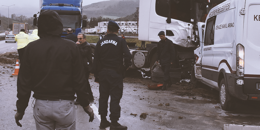 CENAZE ARACI İLE TIR ÇARPIŞTI! 2 YARALI