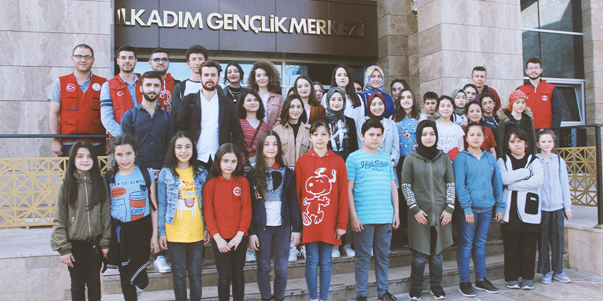 ÜNİVERSİTELİLERDEN ÖĞRENCİLERE  EĞİTİM DESTEĞİ