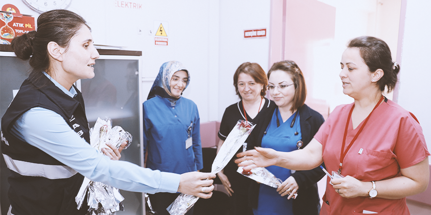HEMŞİRELERE ÇİÇEKLİ KUTLAMA