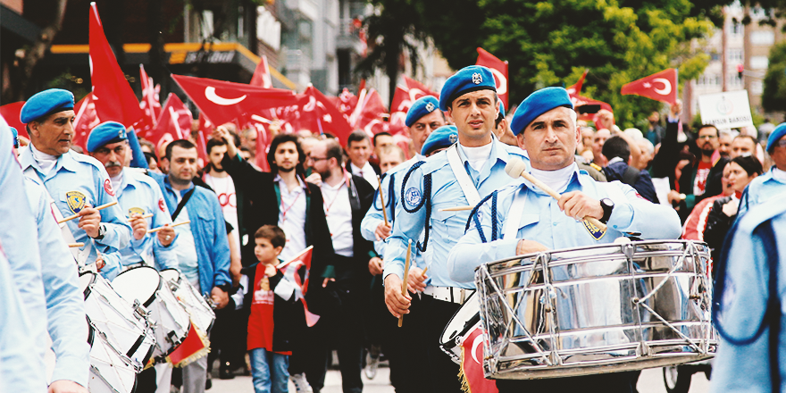 ATATÜRK'E SAYGI YÜRÜYÜŞÜ