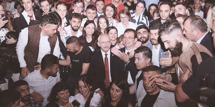 'ATATÜRK SADECE GENÇLERE EMANET ETMİŞTİR'
