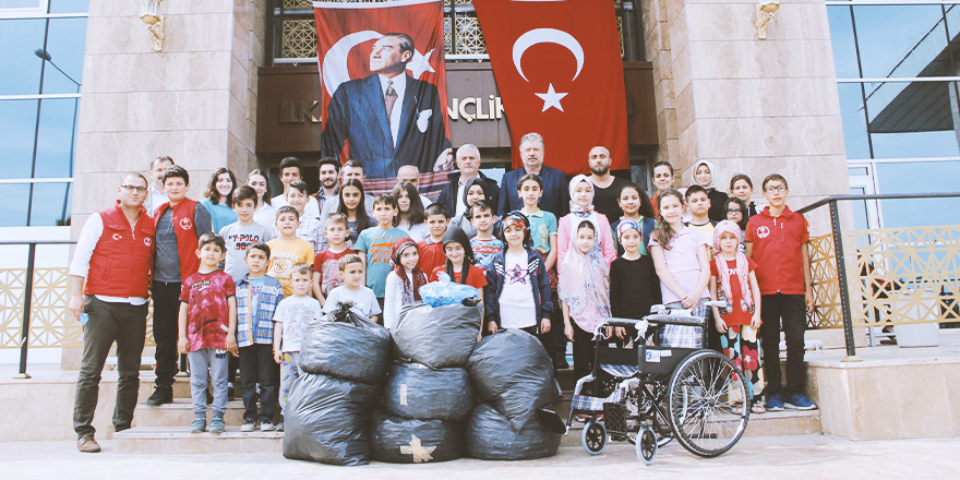 GENÇLER  MAVİ KAPAKLARLA TEKERLEKLİ SANDALYE ALDI