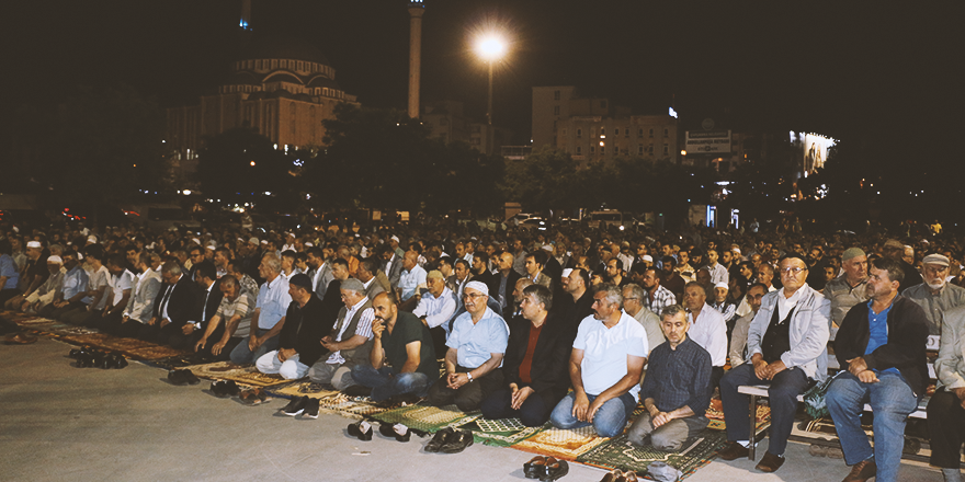 KADİR GECESİ İÇİN ABDULLAHPAŞA MEYDANI'NDA TOPLANDILAR