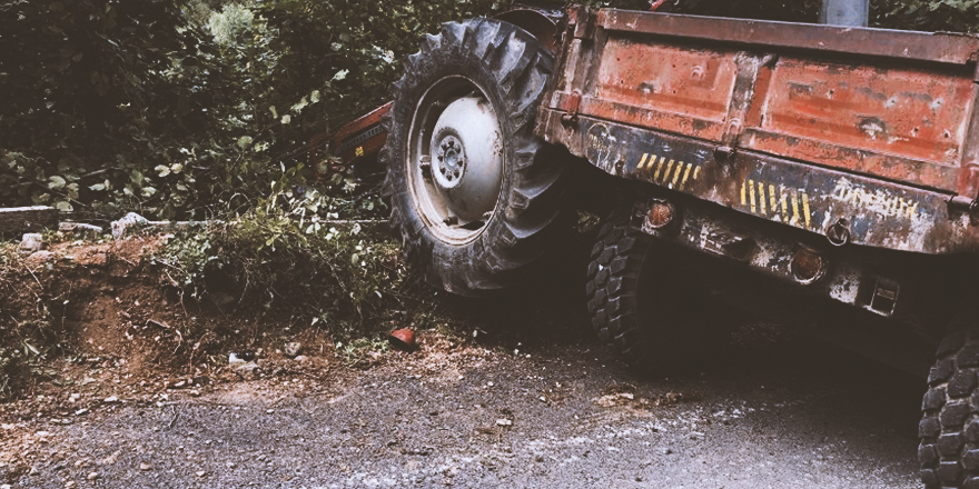 SAMSUN'DA TRAKTÖR DEVRİLDİ! 1 ÖLÜ