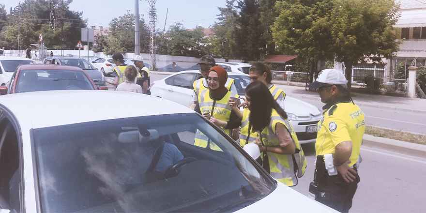 LİSE ÖĞRENCİLERİNDEN "TRAFİKTE SAYGI PUSULASI PROJESİ"