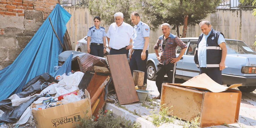 İLKADIM'DA ÇÖP EV TEMİZLENDİ