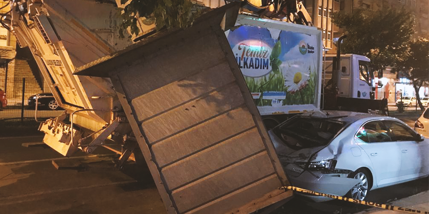 ÇÖP KONTEYNERİ OTOMOBİLİN ÜSTÜNE DÜŞTÜ