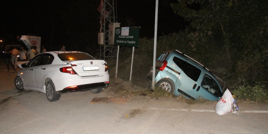 OTOMOBİL İLE HAFİF TİCARİ ARAÇ ÇARPIŞTI: 5 YARALI