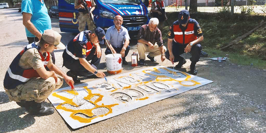 JANDARMA, OKUL YOLLARINI ŞABLONLARLA BOYUYOR