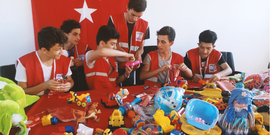GENÇLİK KOLLARINDAN ÇOCUKLARINIZA JEST!