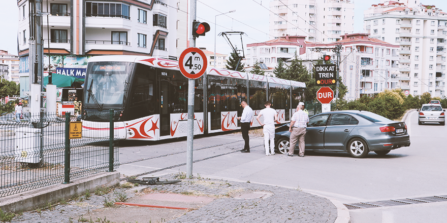TRAMVAY ARABAYA ÇARPTI