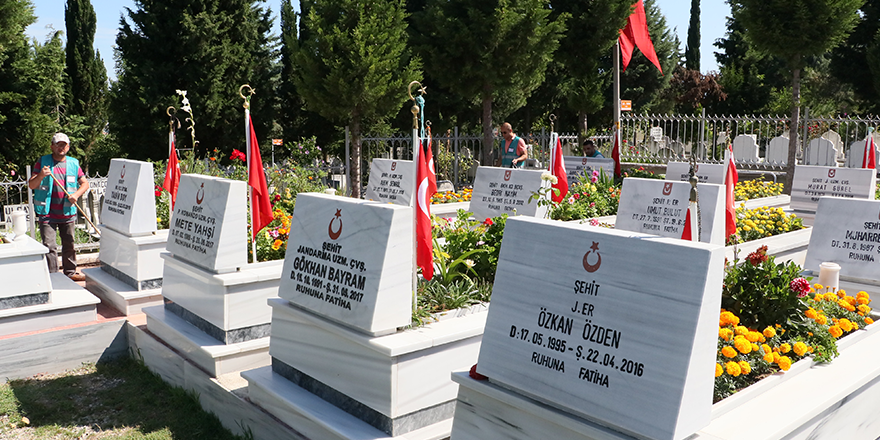 YÜKÜMLÜLER ŞEHİTLİKTE GÖREV YAPTI