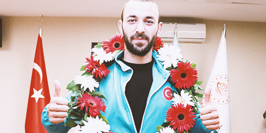 MİLLİ ATLET ÇİÇEKLERLE KARŞILANDI