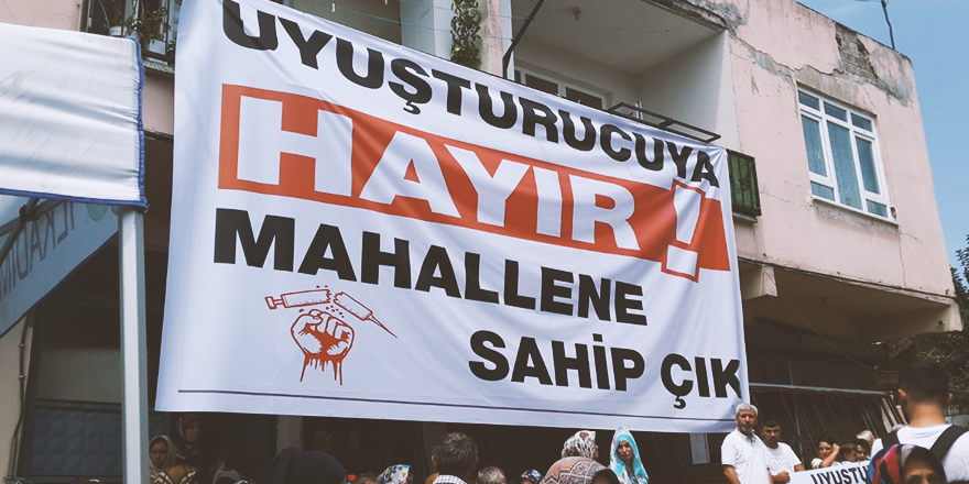 UYUŞTURUCUYA PANKARTLI TEPKİ
