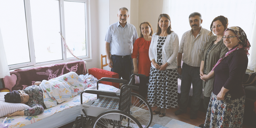 İHTİYAÇ SAHİBİ AİLE SANDALYESİNE KAVUŞTU