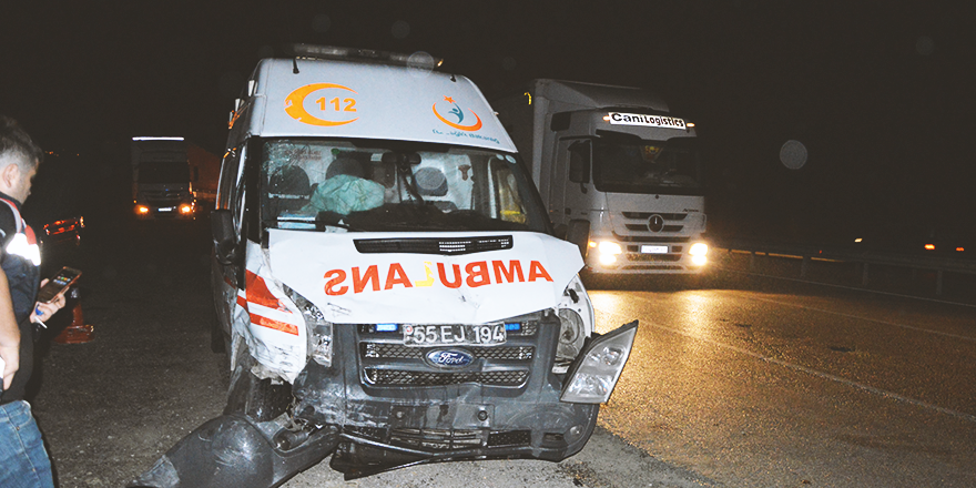 OTOMOBİL AMBULANSA ÇARPTI : 3 YARALI