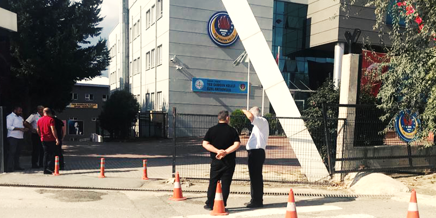 DEMİR KAPI ÜZERİNE DEVRİLDİ