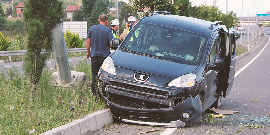 KARŞI ŞERİDE GEÇTİ : 4 YARALI