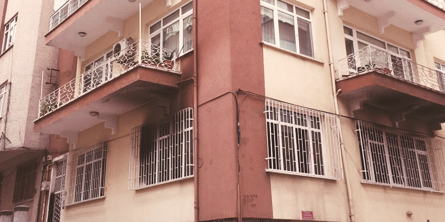 AYRILDIĞI EŞİNİN EVİNİ YAKTI