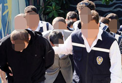 Polisten eş zamanlı operasyon