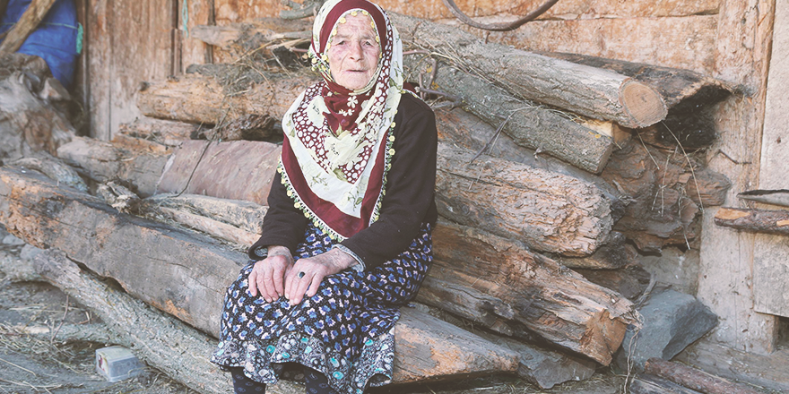 ASIRLIK DÖNDÜ NİNE GENÇLERE TAŞ ÇIKARTIYOR