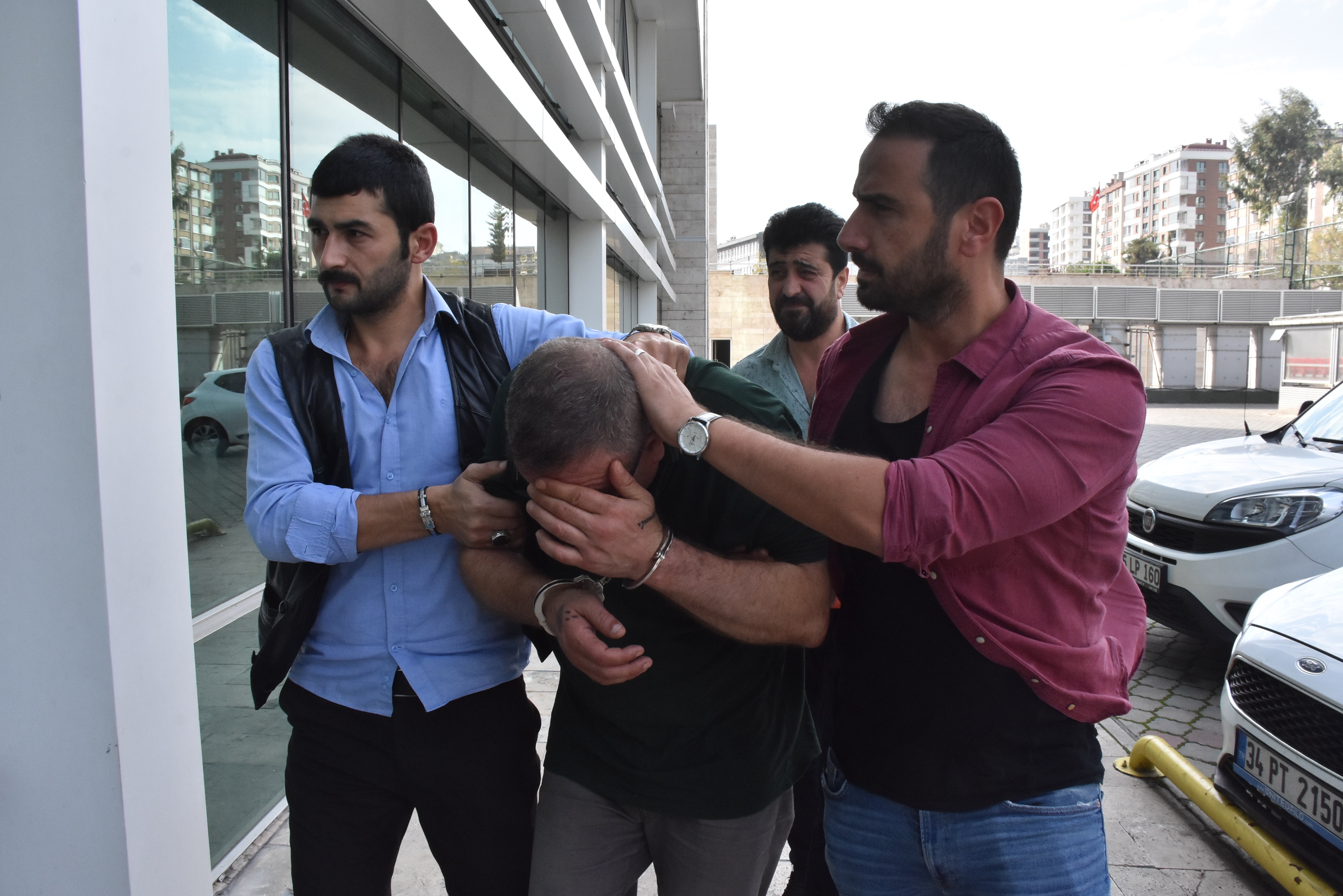 İLKADIM'DA BIÇAKLI SALDIRI! 2 YARALI