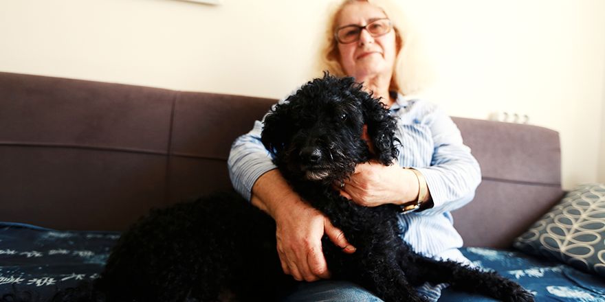 YAŞLI KÖPEĞİNE 'BEBEK' GİBİ BAKIYOR