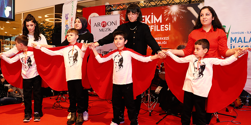 OTİZMLİ ÇOCUKLARDAN BAYRAM DEFİLESİ
