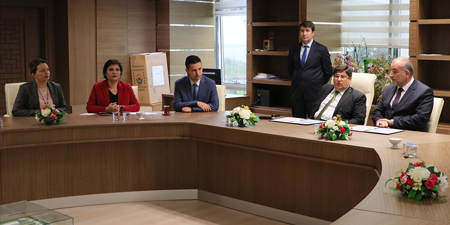 KAMU İŞLERİNDE ÇALIŞARAK YARARLI OLUYORLAR