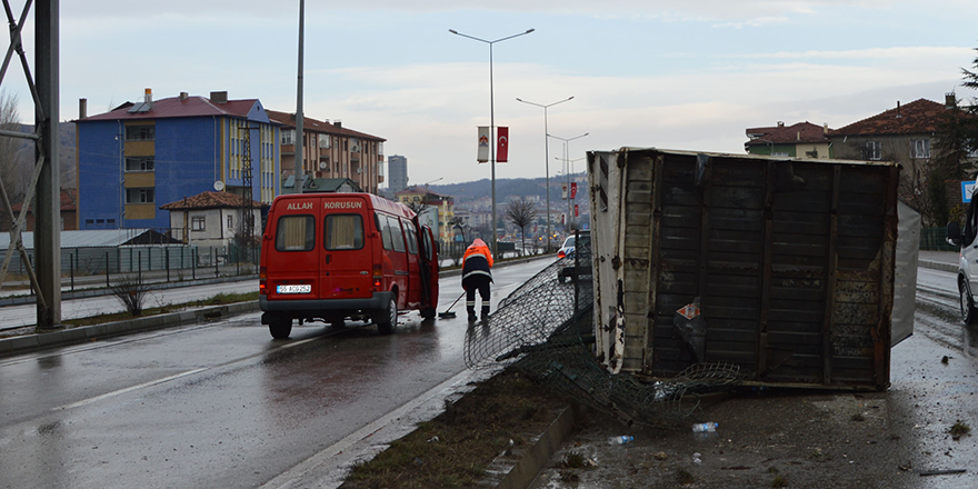 MİNİBÜS İLE KAMYONET ÇARPIŞTI: 4 YARALI