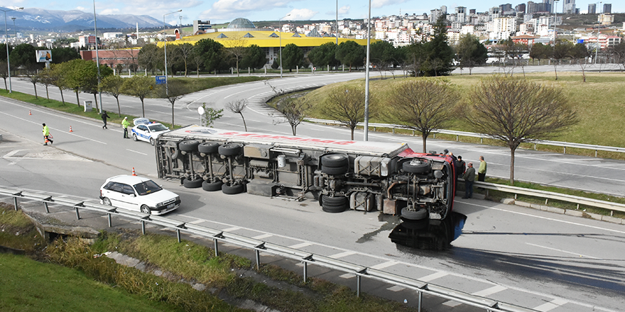 SAMSUN'DA OTOGAR YOLUNDA TIR DEVRİLDİ