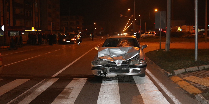 SAMSUN'DA İKİ ARAÇ ÇARPIŞTI: 3 YARALI