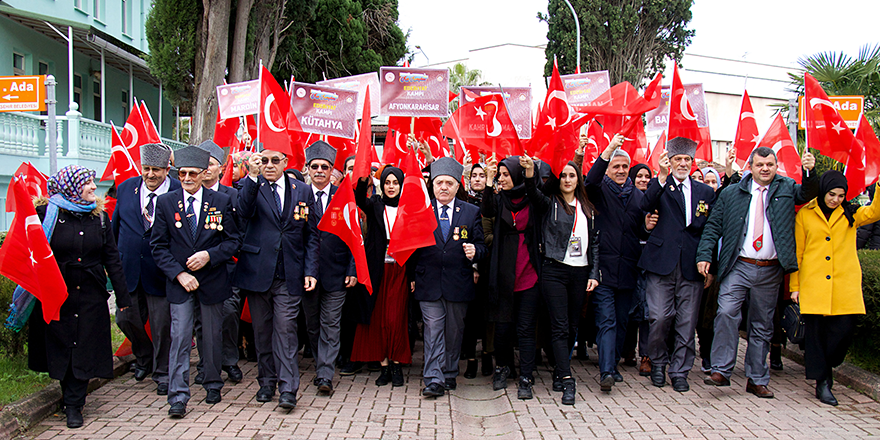 150 ÖĞRENCİ VE GAZİLER ŞEHİTLERİ ZİYARET ETTİ