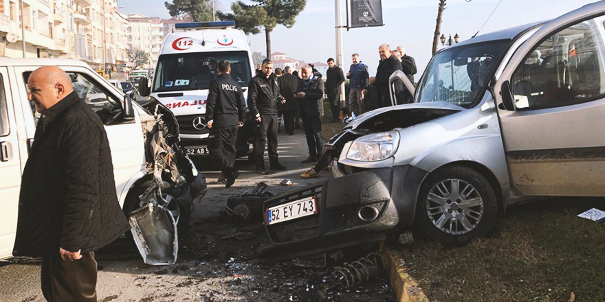 HAFİF TİCARİ ARAÇ İLE KAMYONET ÇARPIŞTI: 5 YARALI