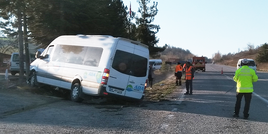 SAMSUN'DA ÖĞRENCİ SERVİSİ AĞACA ÇARPTI: 13 YARALI