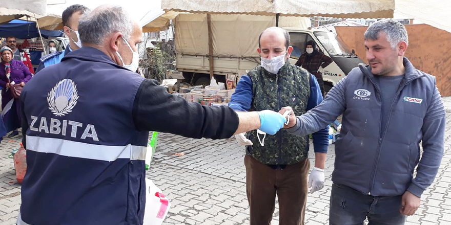 PAZAR GİRİŞLERİNDE ÜCRETSİZ MASKE DAĞITILIYOR