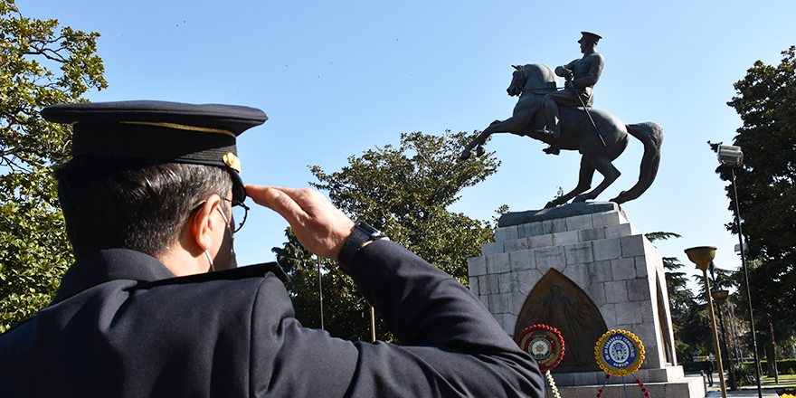 SAMSUN EMNİYETİ ATATÜRK ANITI'NA ÇELENK BIRAKTI