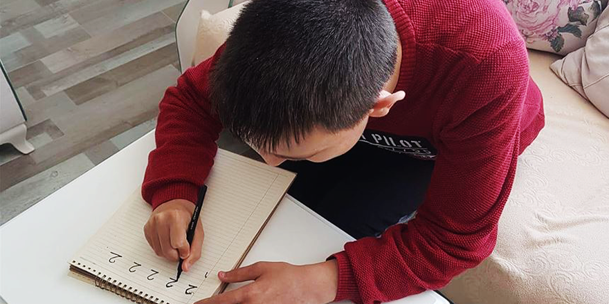 ÖZEL ÇOCUKLARA UZAKTAN EĞİTİMLE MORAL OLUYORLAR