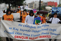 Yağmur altında yürüyüş