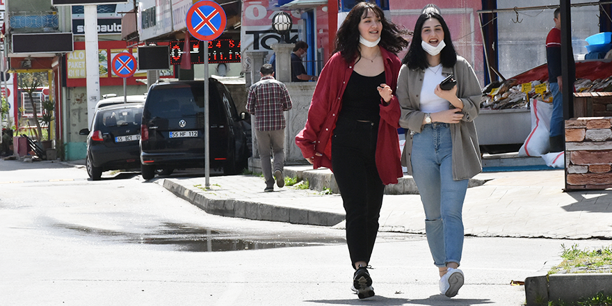 UZUN BİR ARADAN SONRA SOKAĞA ÇIKTILAR