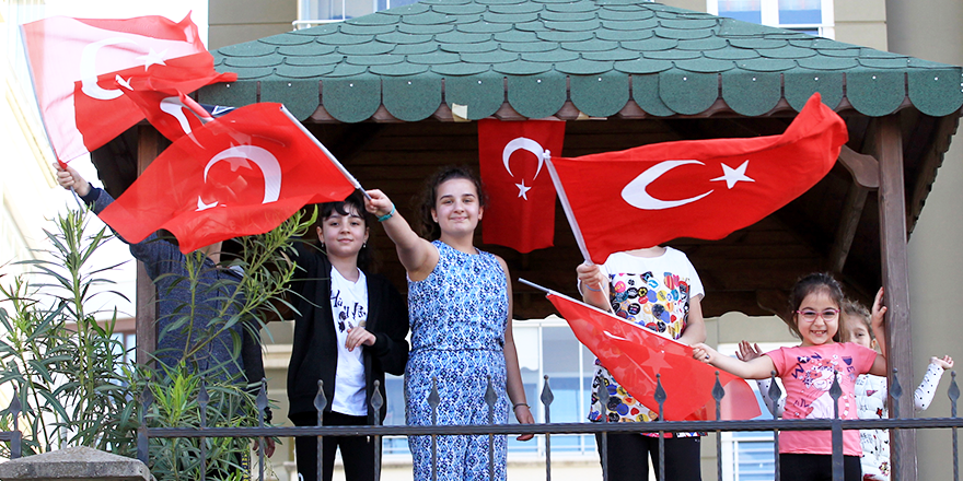 19 MAYIS COŞKUSU BALKONLARDA YAŞANDI