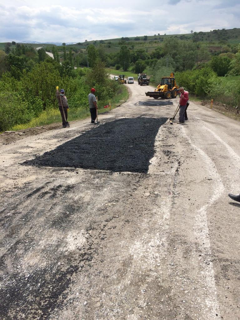 KÖY YOLLARINDA ÇALIŞMALARA DEVAM EDİLİYOR