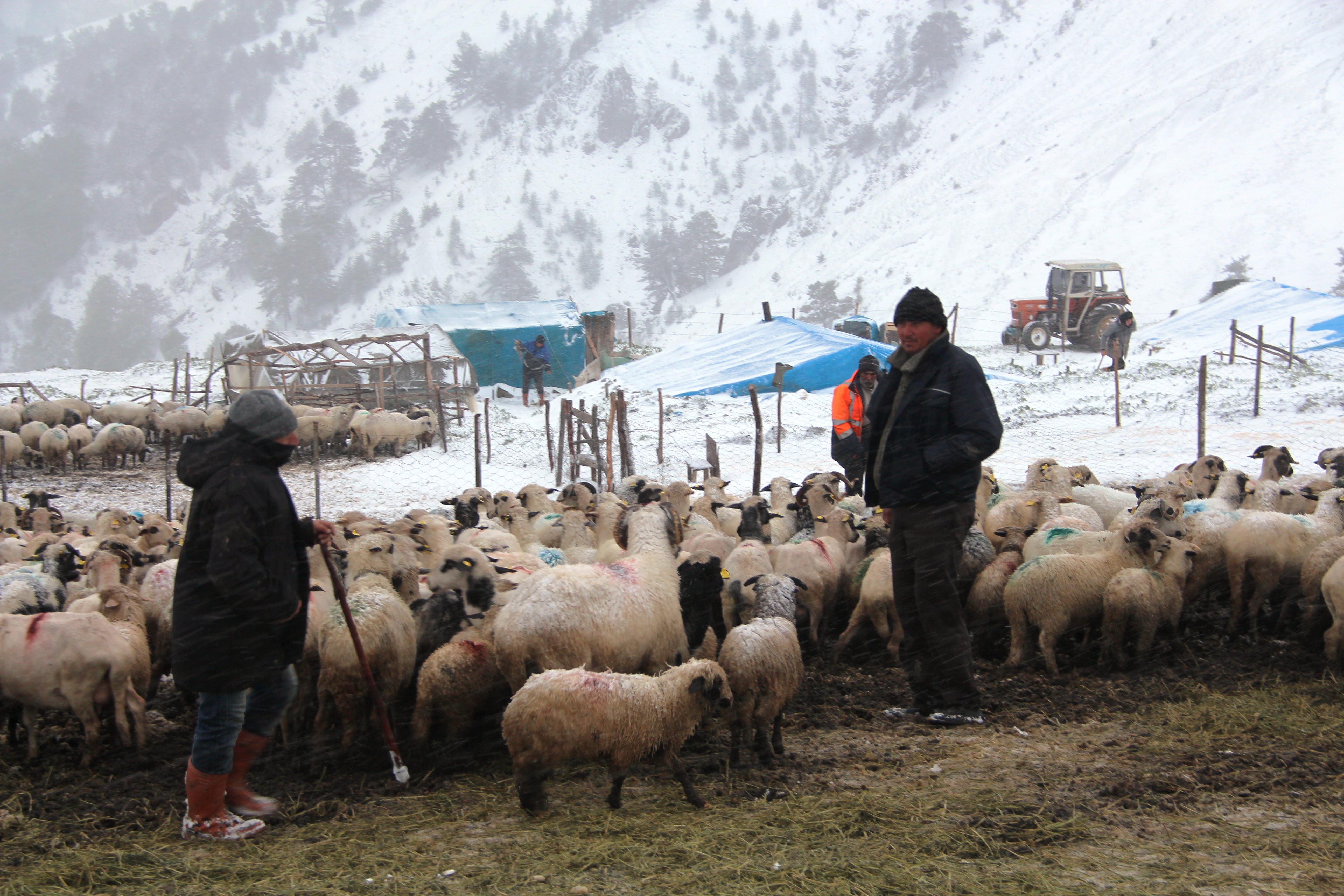 KAR NEDENİYLE YAYLADA MAHSUR KALAN AİLE KURTARILDI