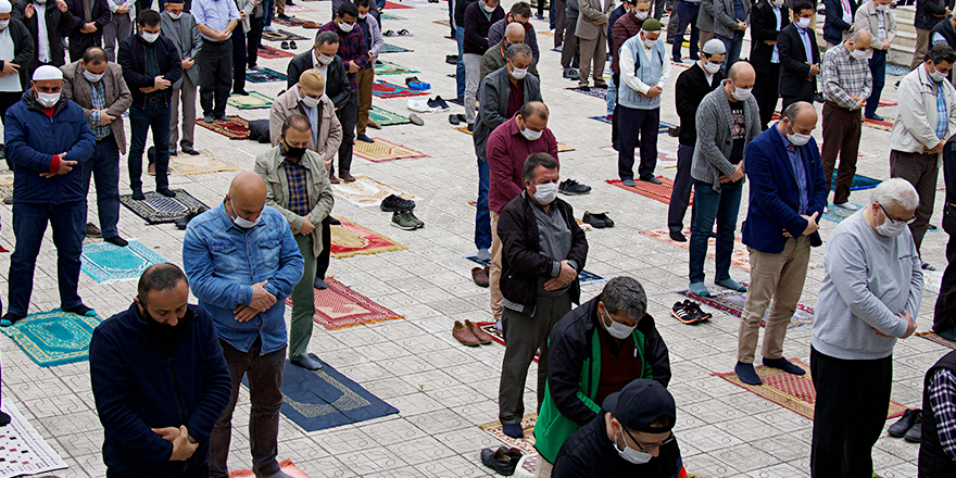 SAMSUN'DA SOSYAL MESAFELİ NAMAZ