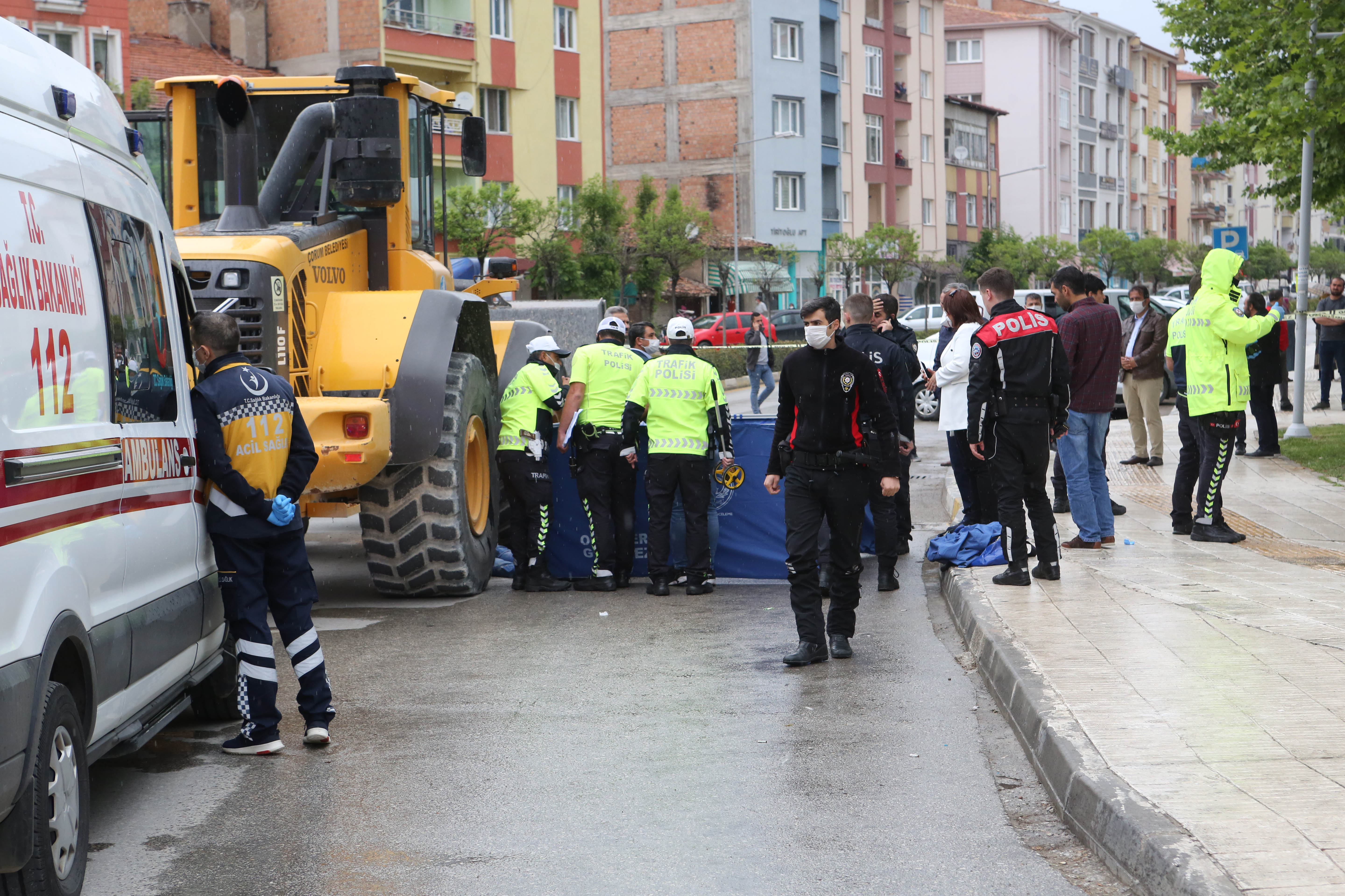 İŞ MAKİNESİNİN ALTINDA KALAN KADIN ÖLDÜ