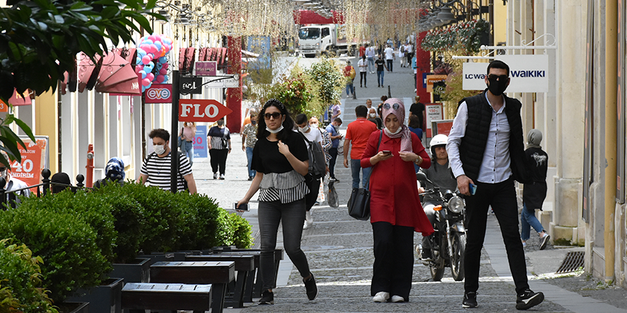 SAMSUN SOKAKLARINDA HAREKETLİLİK SÜRÜYOR